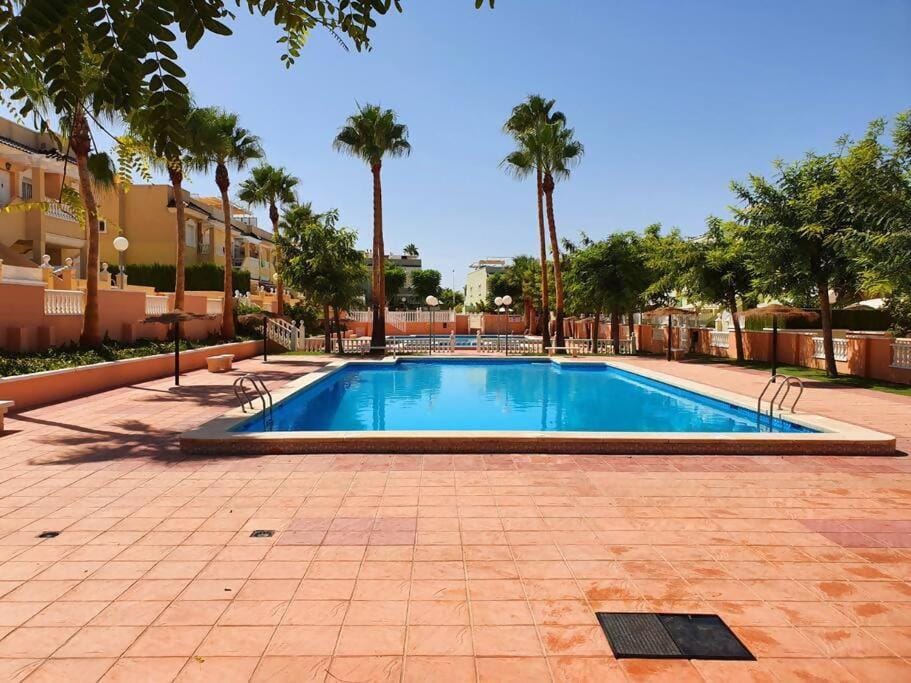 Property building, Day, Swimming pool
