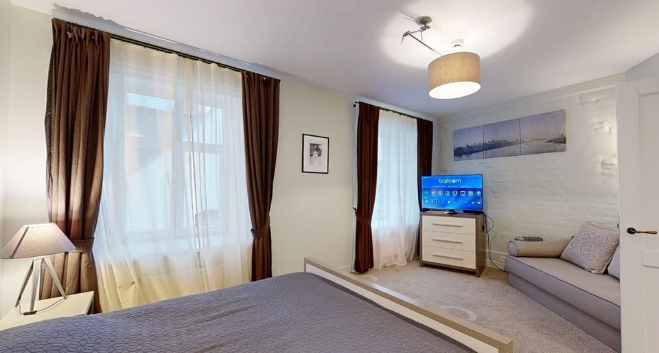 Bed, TV and multimedia, Photo of the whole room, Bedroom