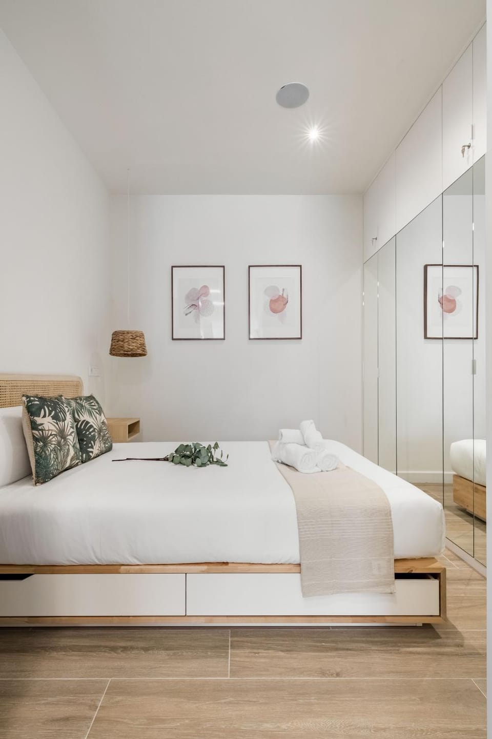 Bed, Photo of the whole room, Bedroom