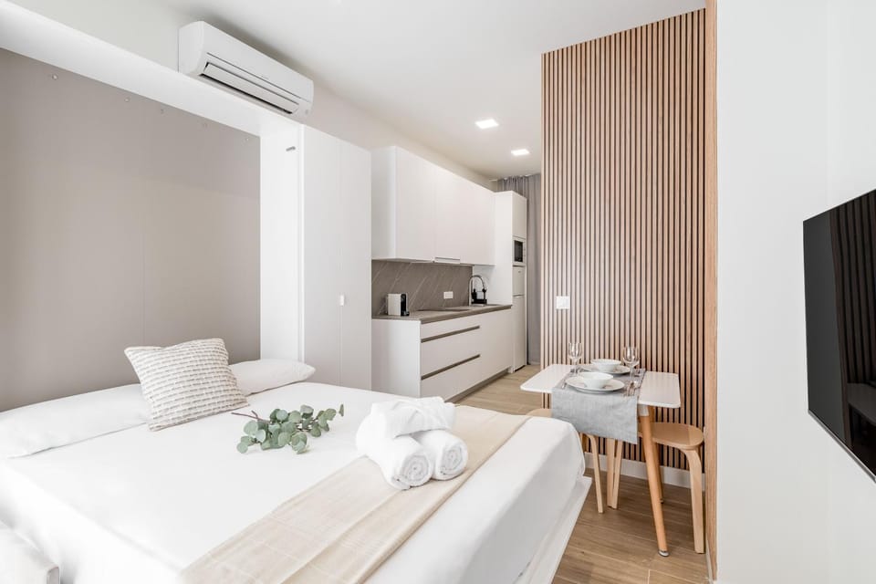 Bed, TV and multimedia, Living room