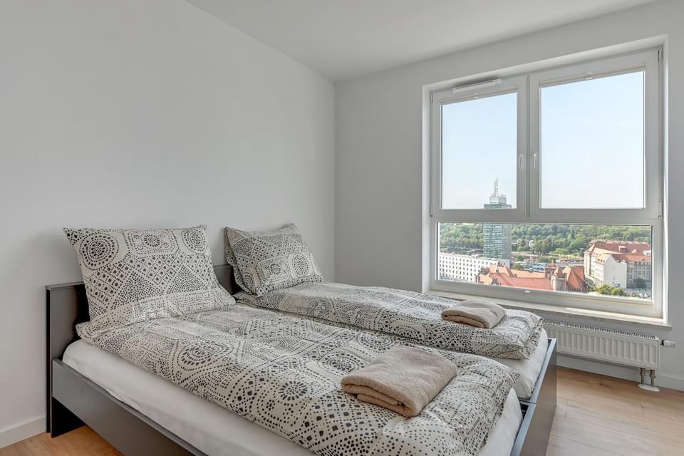 Bed, Bedroom, towels