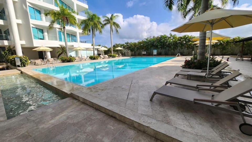 Property building, Day, Pool view, Swimming pool, sunbed