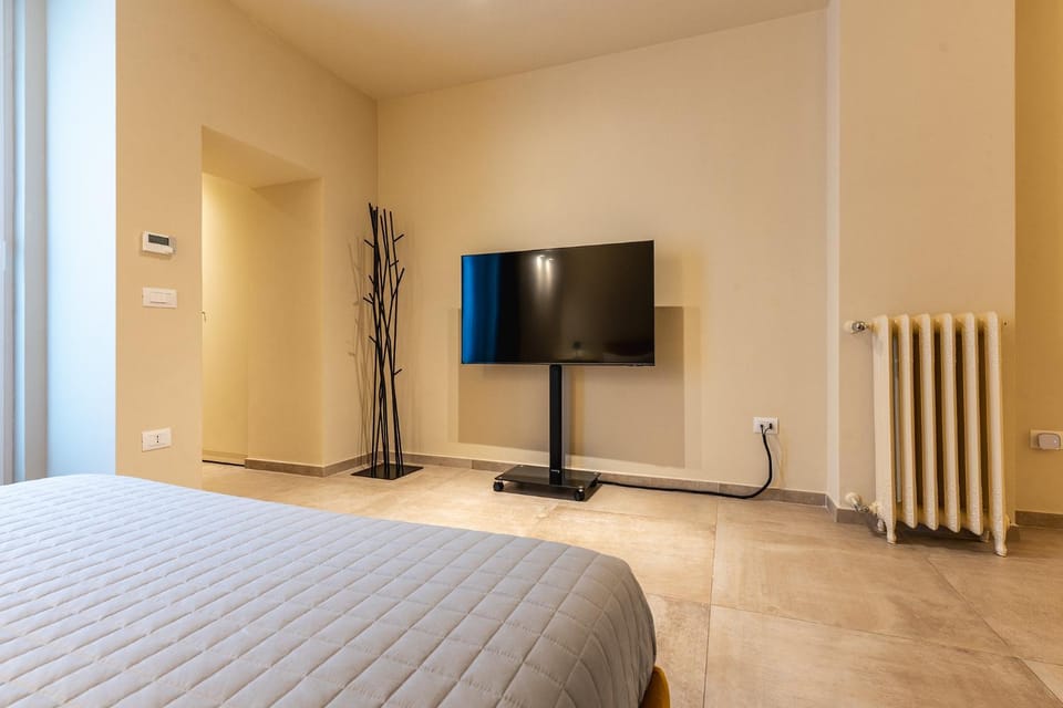 Bed, TV and multimedia, Bedroom