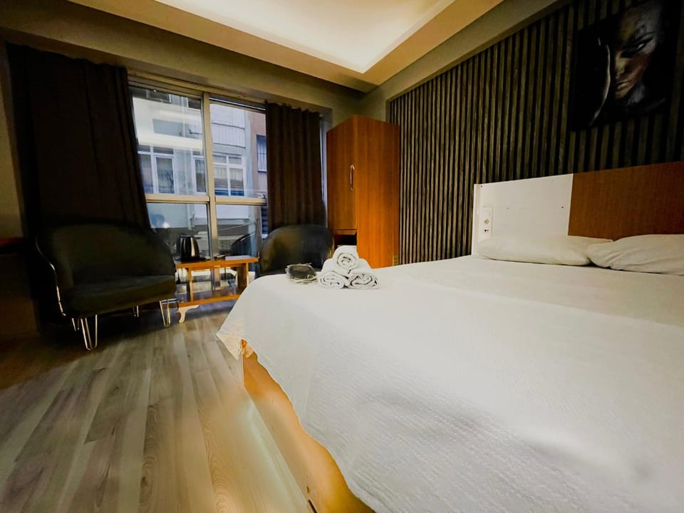 Bed, Photo of the whole room, Seating area, Bedroom