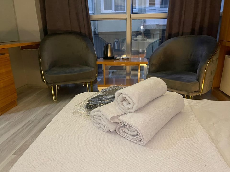Bed, Photo of the whole room, Seating area, Bedroom, towels
