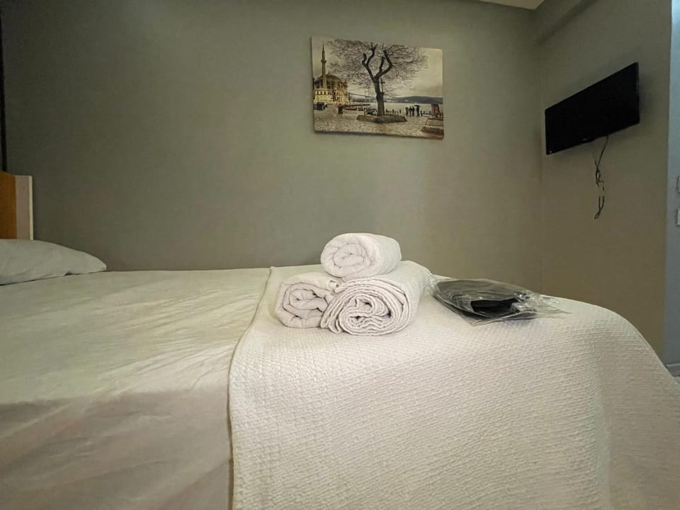 Bed, TV and multimedia, Photo of the whole room, Bedroom, towels