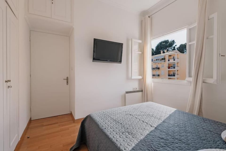 Bed, TV and multimedia, Photo of the whole room, Bedroom, wardrobe