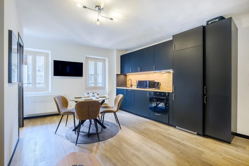Kitchen or kitchenette, Dining area