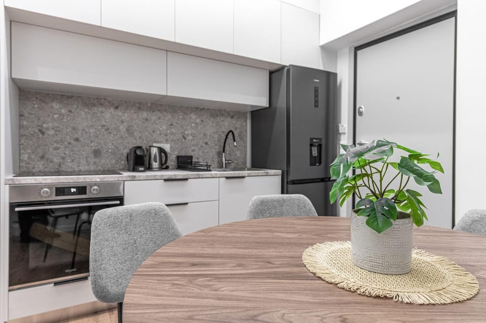 Coffee/tea facilities, Kitchen or kitchenette, Dining area, oven, stove