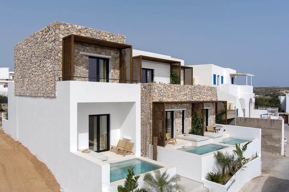 Property building, Day, Balcony/Terrace, Pool view, Swimming pool, sunbed