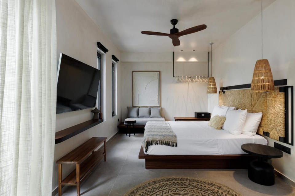 Bed, TV and multimedia, Bedroom