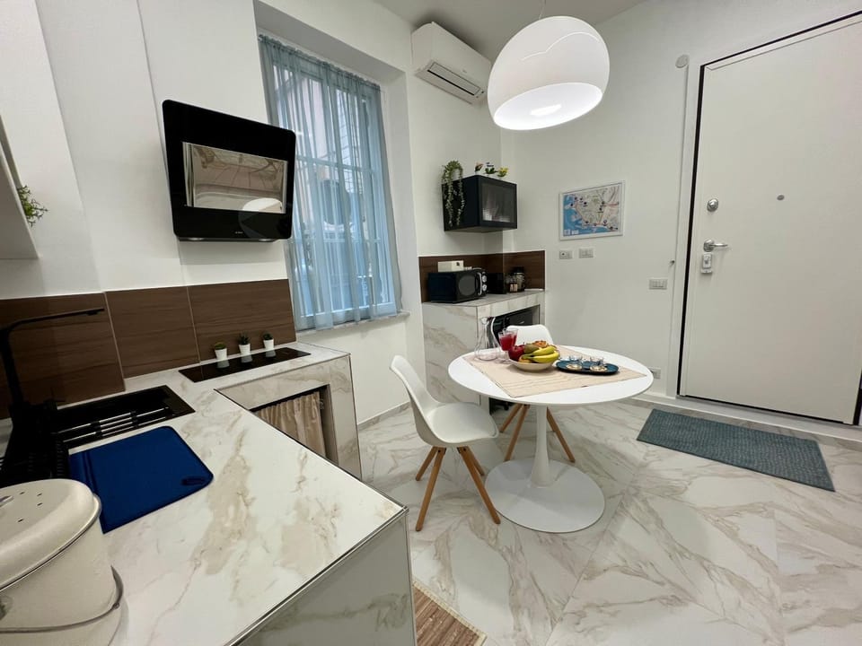 Kitchen or kitchenette, Dining area, stove