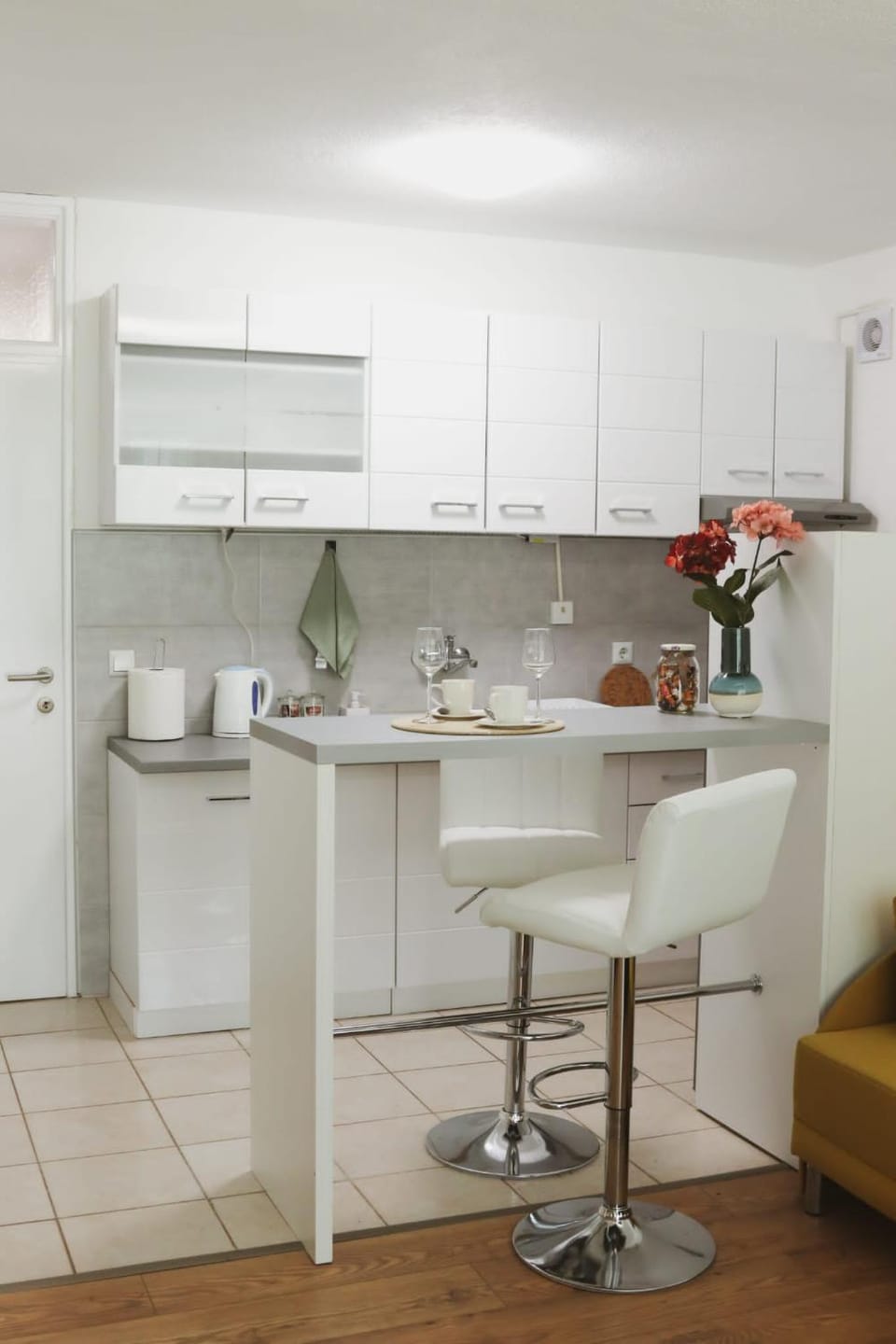 Kitchen or kitchenette, Dining area