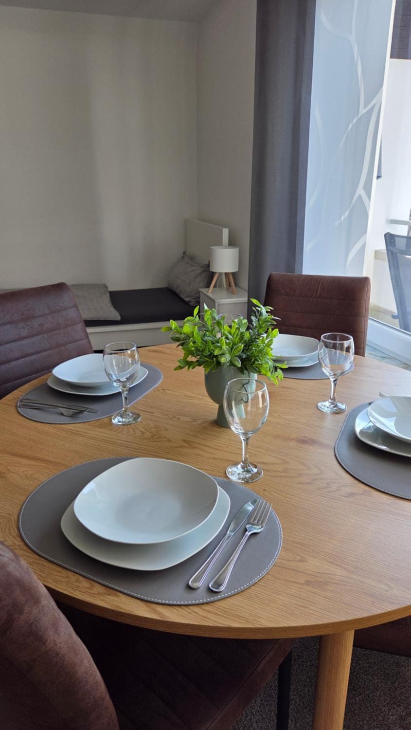 Living room, Food and drinks, Dining area, Food