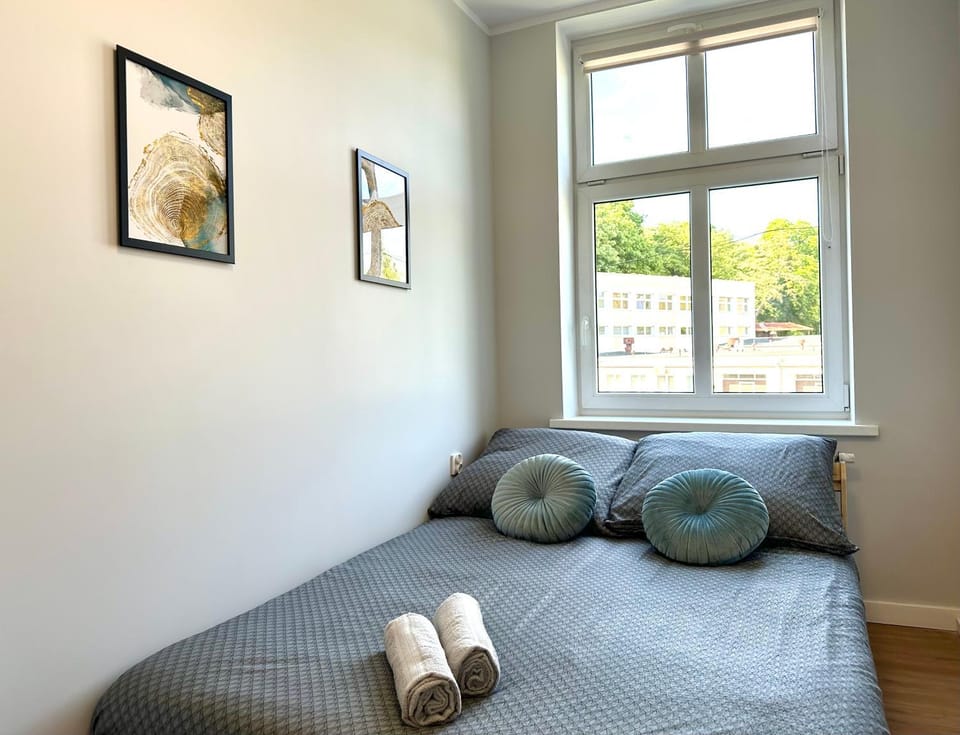 Bed, towels