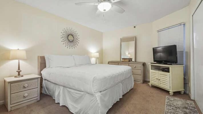 Bed, TV and multimedia, Photo of the whole room, Bedroom, wardrobe