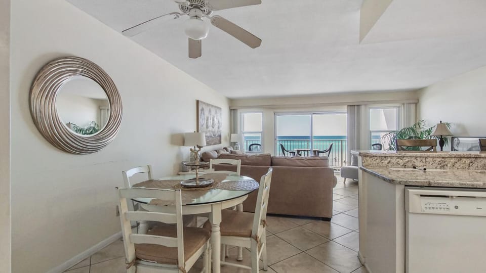 Kitchen or kitchenette, Dining area, dishwasher