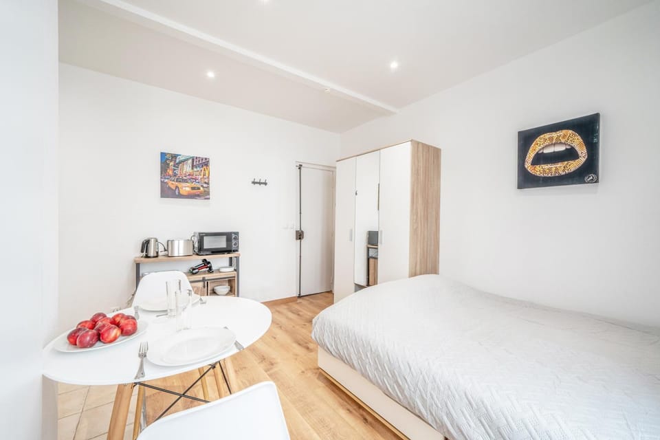 Facade/entrance, Bed, Photo of the whole room, Dining area, Bedroom, microwave, wardrobe