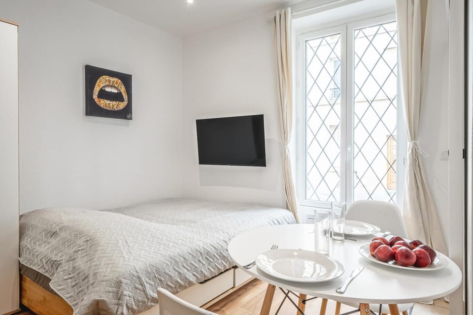 Bed, TV and multimedia, View (from property/room), Photo of the whole room, Dining area, Bedroom