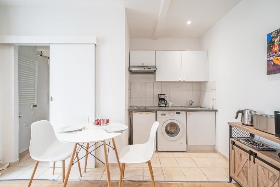 Coffee/tea facilities, Kitchen or kitchenette, Seating area, Dining area, stove, toaster, washing machine