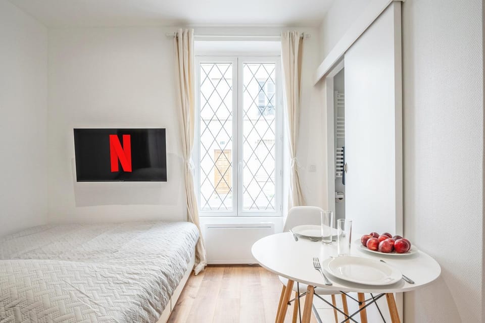 Bed, TV and multimedia, View (from property/room), Living room, Photo of the whole room, Bedroom
