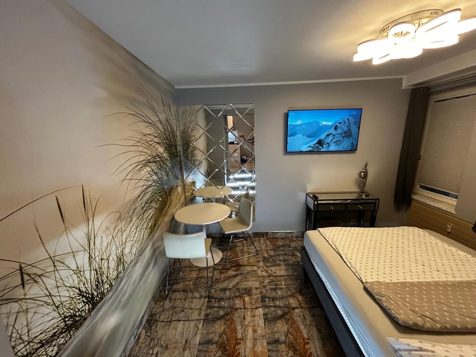 Bed, TV and multimedia, Photo of the whole room, Bedroom