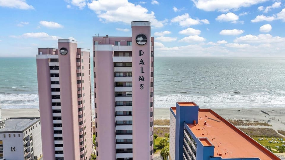 Couples retreat on the ocean wwasher and dryer! Apartment in Myrtle Beach
