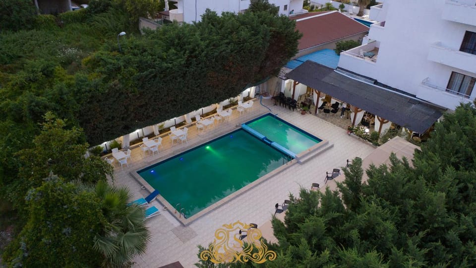 Property building, Day, Swimming pool