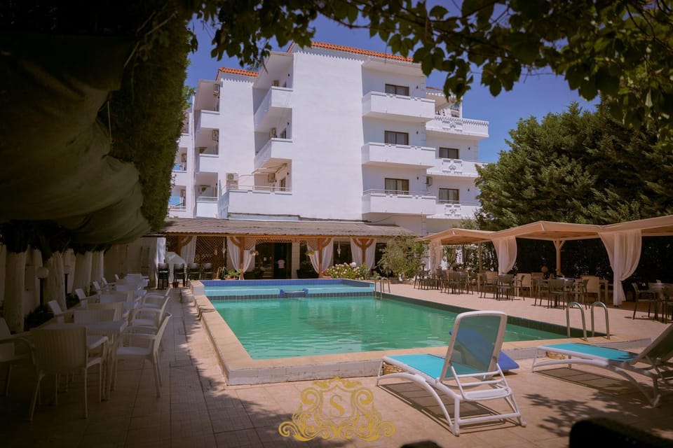 Property building, Day, Pool view, Swimming pool