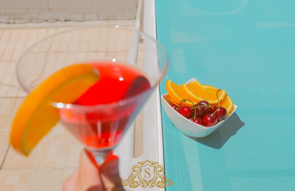 Pool view, Drinks