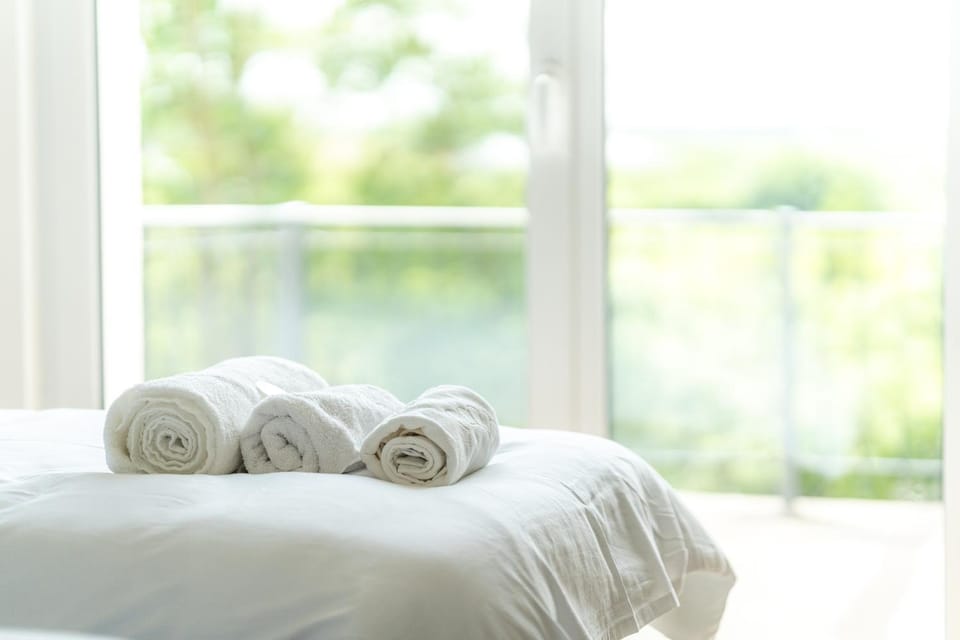 Bed, Bedroom, towels