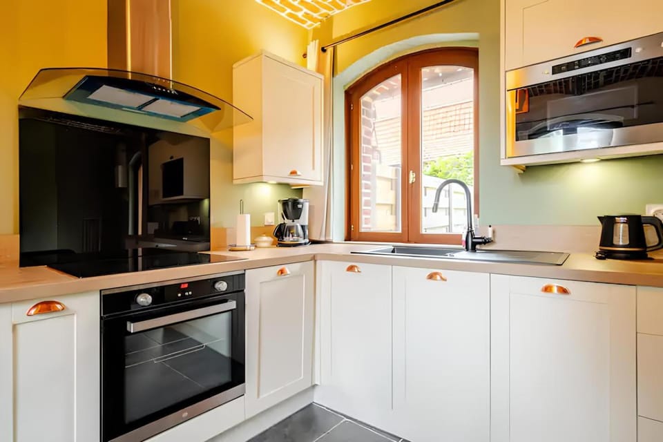 Coffee/tea facilities, microwave, oven, stove, kitchen