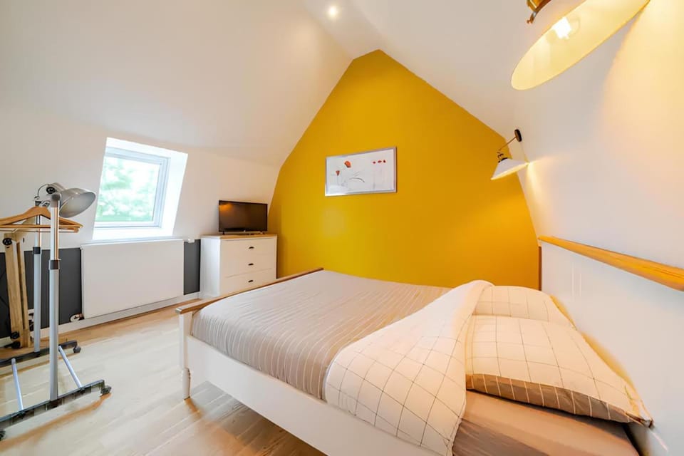 Bed, TV and multimedia, Photo of the whole room, Bedroom