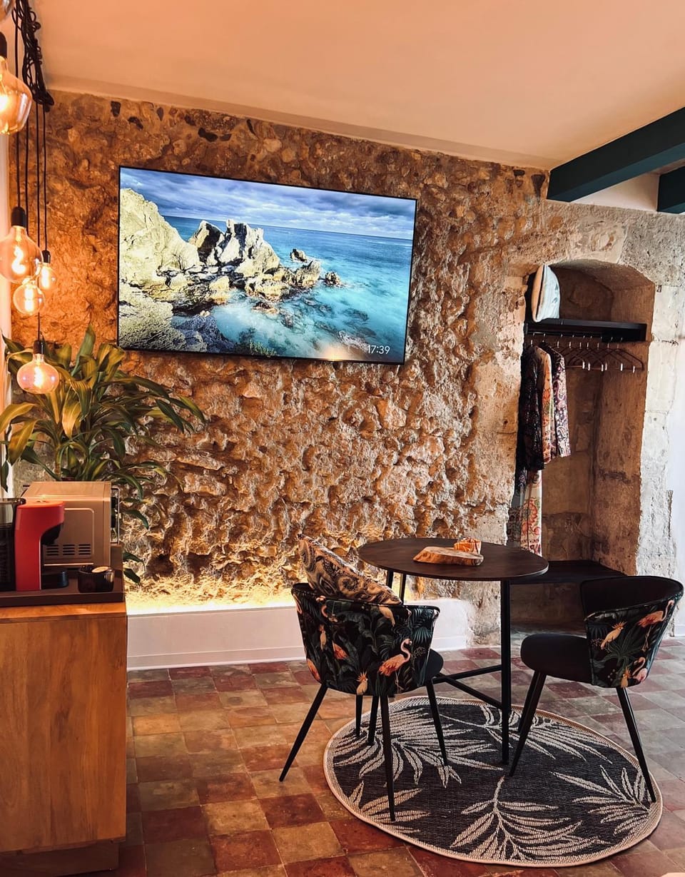 TV and multimedia, Living room, Seating area, Dining area