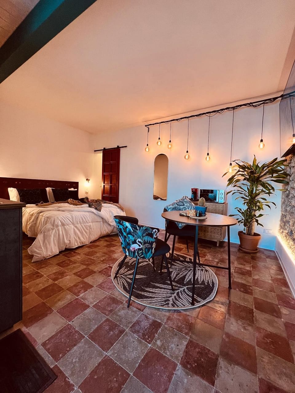 Bed, Living room, Photo of the whole room, Seating area, Dining area
