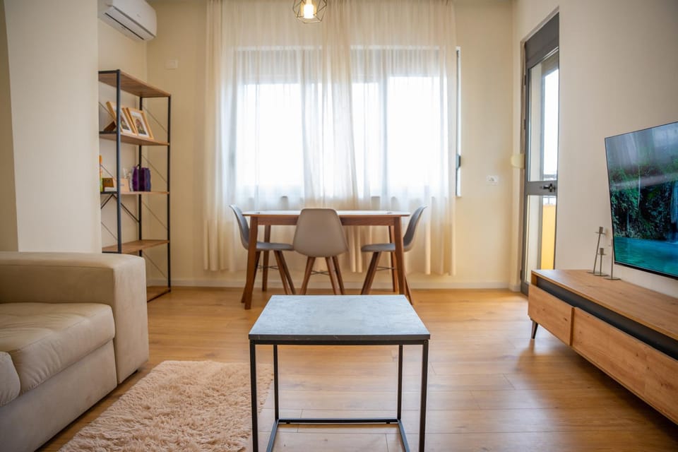 Communal lounge/ TV room, TV and multimedia, Living room, Seating area, Dining area, Evening entertainment, air conditioner