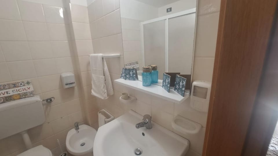 Shower, Toilet, towels
