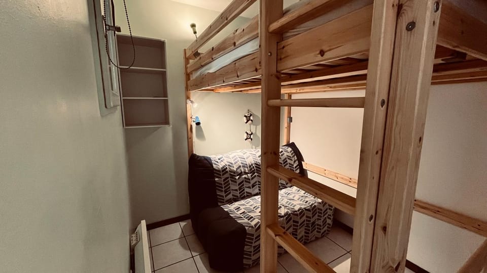 Bedroom, bunk bed