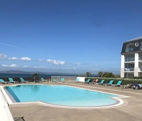 Pool view, Sea view, Swimming pool, sunbed