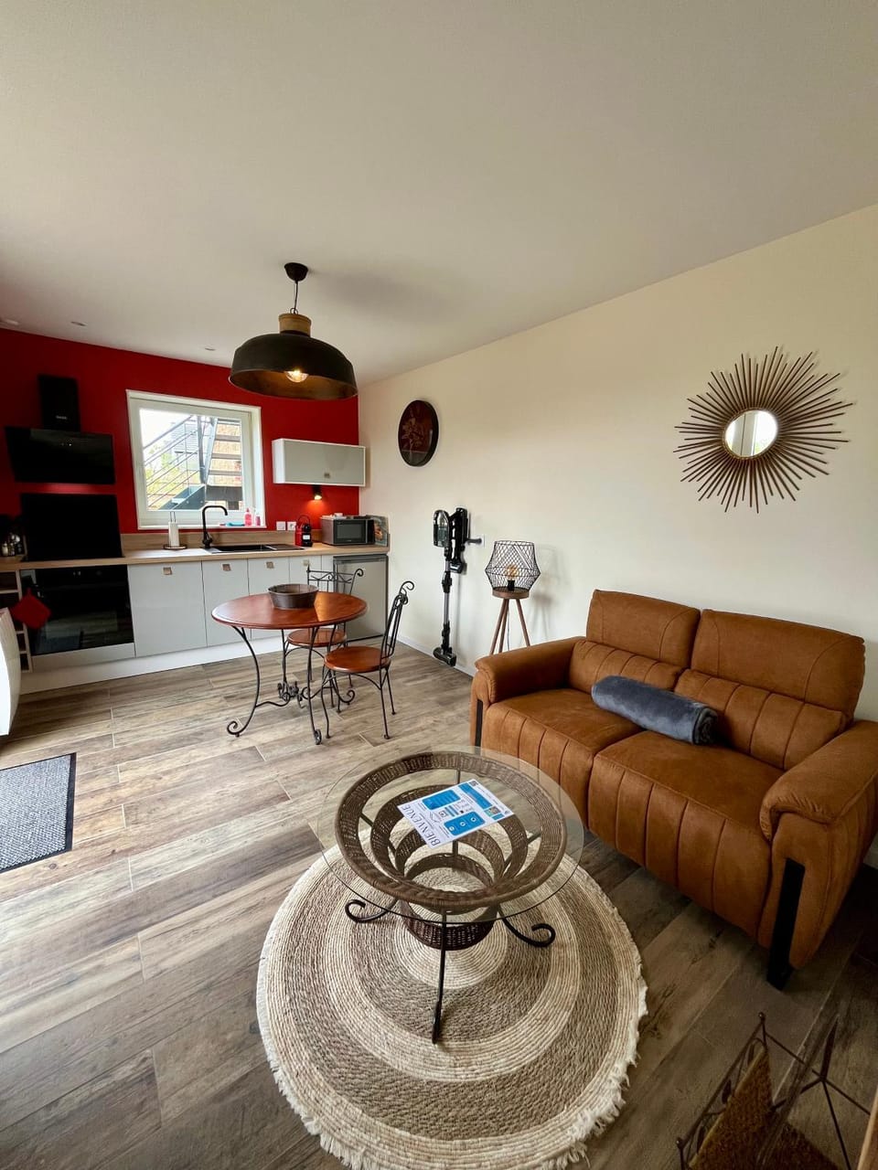 Kitchen or kitchenette, Living room, Seating area, Dining area
