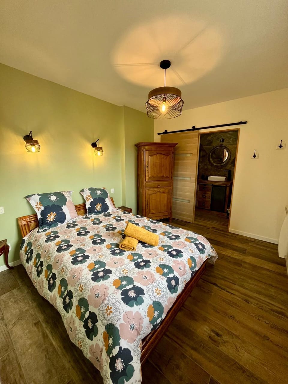 Bed, Photo of the whole room, Bedroom, wardrobe