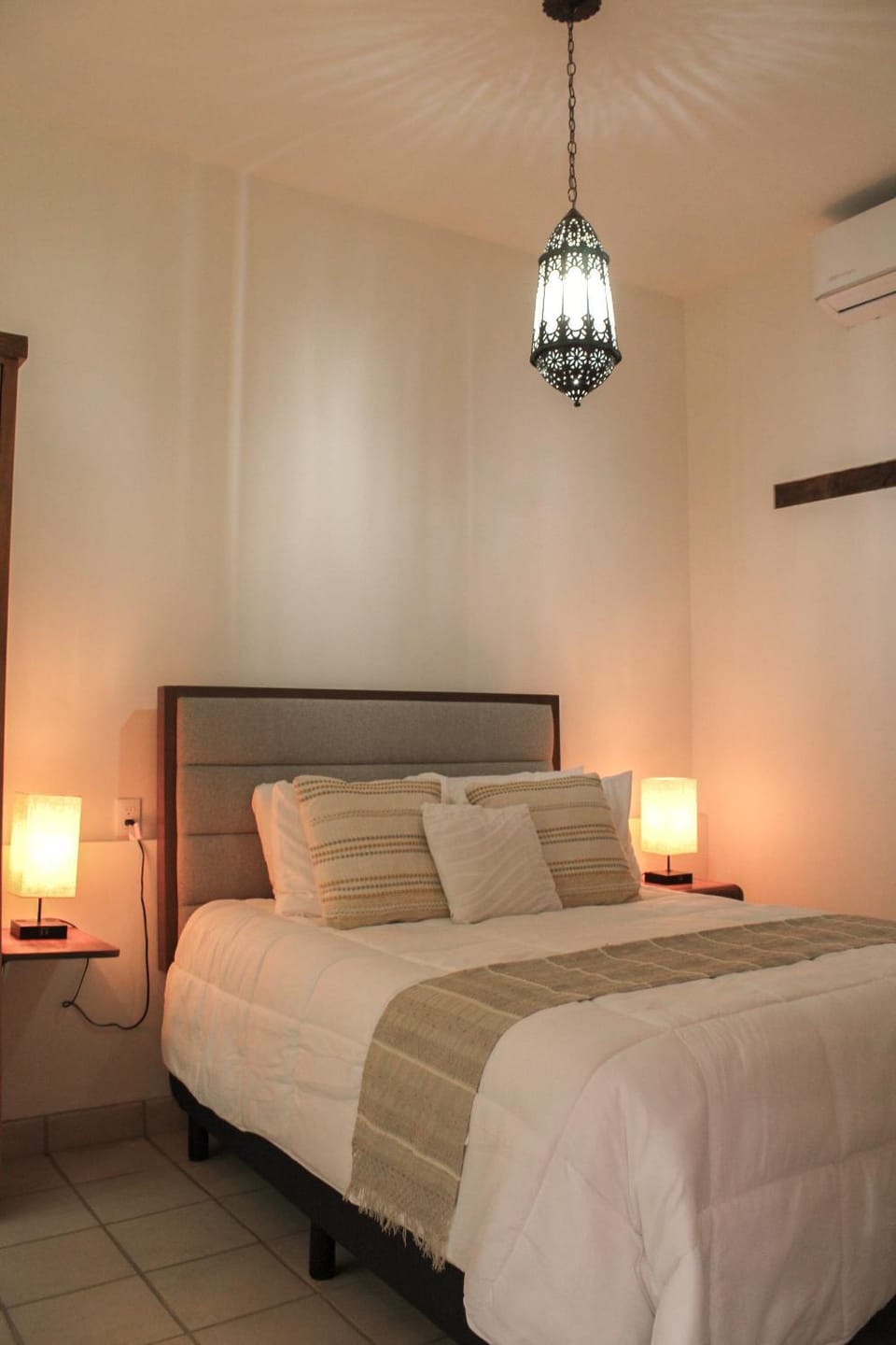 Bed, Decorative detail, air conditioner
