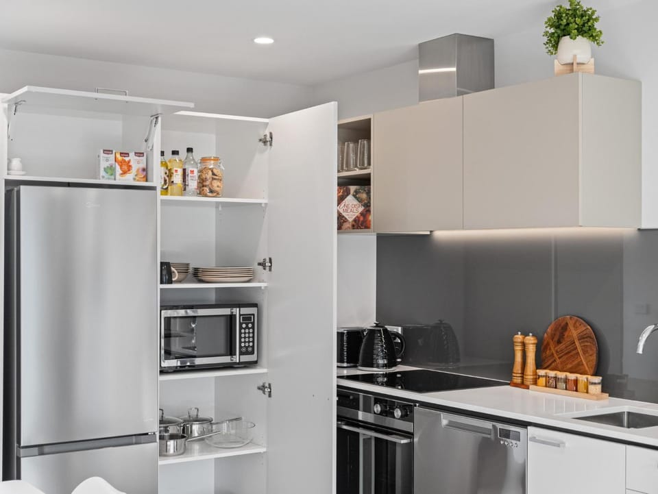 CBD 2 Bed 2 Bath With Free Parking Apartment in Christchurch