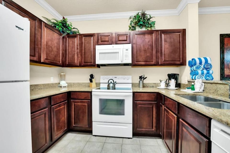 Poolside condo at Tuscana Resort Summer specials Apartment in Four Corners