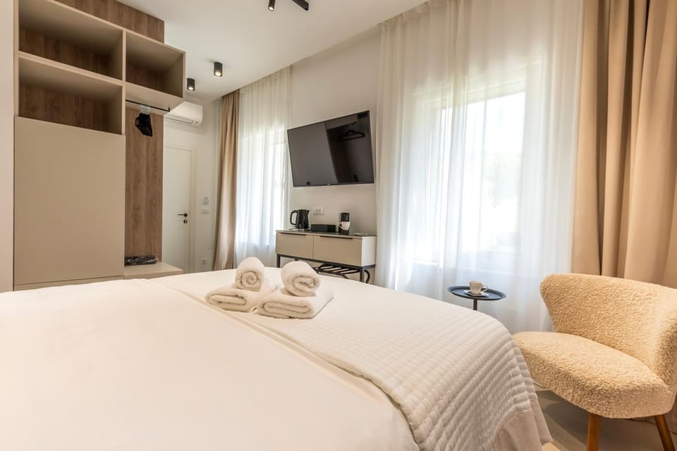 Bed, TV and multimedia, Bedroom, towels