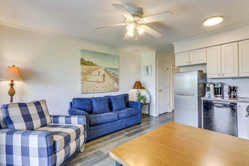 Walk to Coligny Beach! Resort Life in Hilton Head House in South Forest Beach