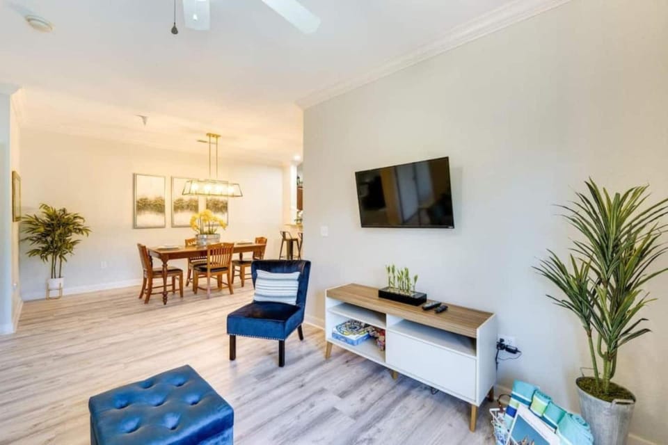 TV and multimedia, Seating area, Dining area