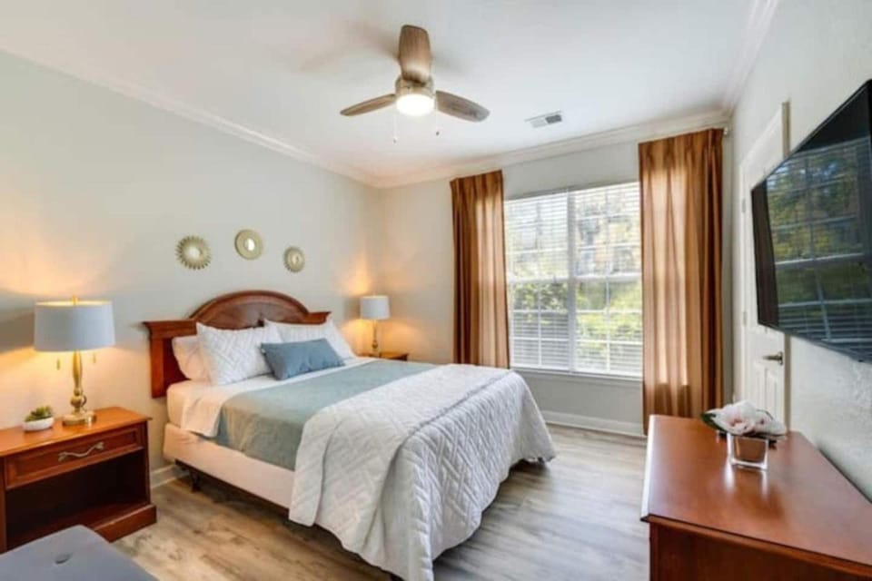 Bed, TV and multimedia, Photo of the whole room, Bedroom