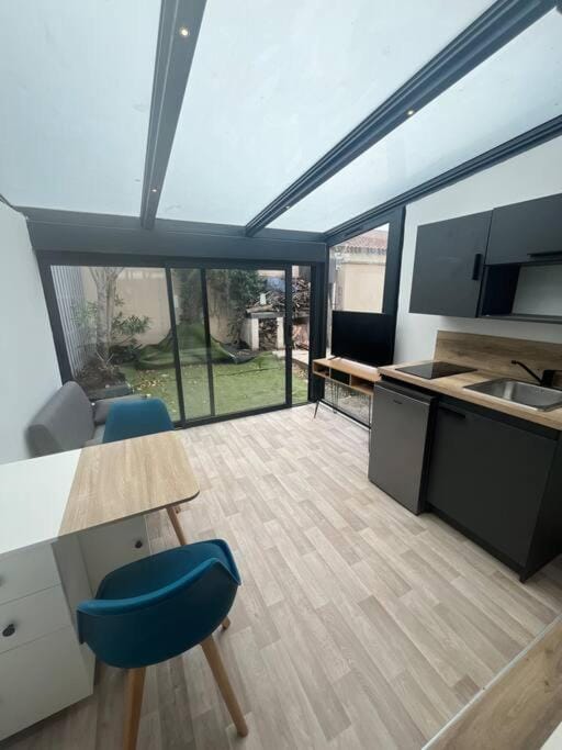 Kitchen or kitchenette, Seating area, Dining area
