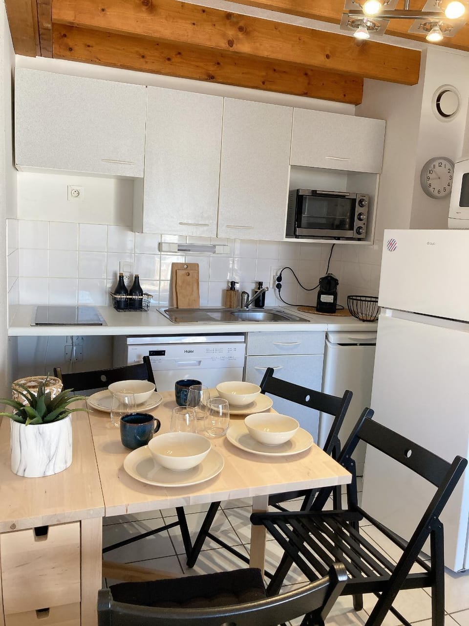 Kitchen or kitchenette, Dining area